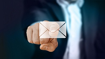 Mann zeigt mit Finger auf E-Mail Icon